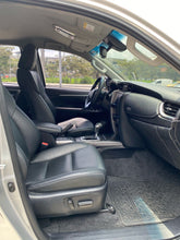 Cargar imagen en el visor de la galería, Toyota Fortuner SRV Modelo 2022
