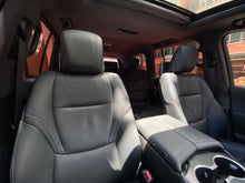 Cargar imagen en el visor de la galería, Toyota Land Cruiser 300 ZX Modelo 2023
