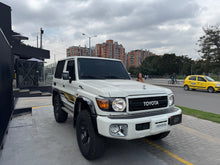 Cargar imagen en el visor de la galería, Toyota Land Cruiser VDJ71L Modelo 2022
