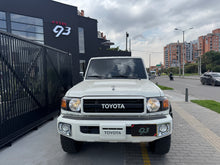 Cargar imagen en el visor de la galería, Toyota Land Cruiser VDJ71L Modelo 2022
