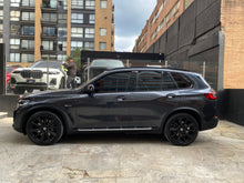 Cargar imagen en el visor de la galería, BMW X5 xDrive45E Blindada Modelo 2022

