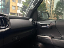 Cargar imagen en el visor de la galería, Toyota Tacoma TRD Pro Modelo 2020
