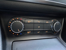 Cargar imagen en el visor de la galería, Mercedes-Benz CLA 180 Modelo 2016
