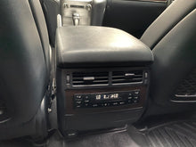 Cargar imagen en el visor de la galería, Toyota Land Cruiser 200 VX Blindada Modelo 2020

