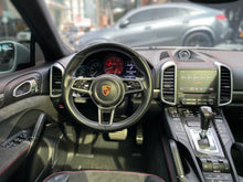 Cargar imagen en el visor de la galería, Porsche Cayenne GTS Modelo 2018
