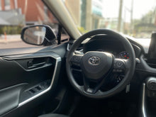 Cargar imagen en el visor de la galería, Toyota RAV 4 LE Híbrida Modelo 2021
