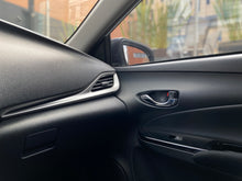 Cargar imagen en el visor de la galería, Toyota Yaris XS Modelo 2022
