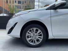 Cargar imagen en el visor de la galería, Toyota Yaris XS Modelo 2022
