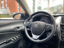 Cargar imagen en el visor de la galería, Toyota Yaris XS Modelo 2022
