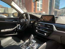 Cargar imagen en el visor de la galería, BMW 530I Modelo 2018

