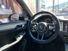 Cargar imagen en el visor de la galería, Porsche Macan Turbo Modelo 2020
