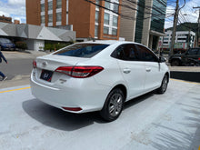 Cargar imagen en el visor de la galería, Toyota Yaris XS Modelo 2022
