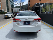 Cargar imagen en el visor de la galería, Toyota Yaris XS Modelo 2022
