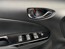 Cargar imagen en el visor de la galería, Toyota Yaris XS Modelo 2022
