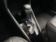 Cargar imagen en el visor de la galería, Toyota Yaris XS Modelo 2022
