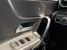 Cargar imagen en el visor de la galería, Mercedes-Benz A 200 Sedan Modelo 2020
