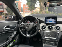 Cargar imagen en el visor de la galería, Mercedes-Benz CLA 180 Blanco Polar Modelo 2019
