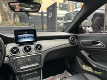 Cargar imagen en el visor de la galería, Mercedes-Benz CLA 180 Blanco Polar Modelo 2019
