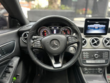 Cargar imagen en el visor de la galería, Mercedes-Benz CLA 180 Blanco Polar Modelo 2019
