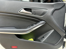 Cargar imagen en el visor de la galería, Mercedes-Benz CLA 180 Blanco Polar Modelo 2019
