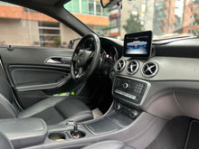 Cargar imagen en el visor de la galería, Mercedes-Benz CLA 180 Blanco Polar Modelo 2019
