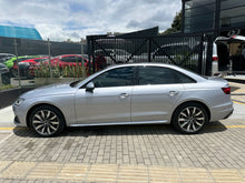 Cargar imagen en el visor de la galería, Audi A4 Sedán Mild Híbrido Modelo 2024
