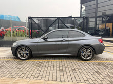 Cargar imagen en el visor de la galería, BMW M235i Coupé Modelo 2015

