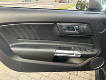 Cargar imagen en el visor de la galería, Ford Mustang GT Convertible 5.0 Modelo 2016
