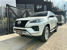 Cargar imagen en el visor de la galería, Toyota Fortuner SRV Modelo 2022
