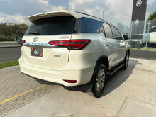 Cargar imagen en el visor de la galería, Toyota Fortuner SRV Modelo 2022
