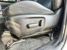 Cargar imagen en el visor de la galería, Toyota Fortuner SRV Modelo 2022
