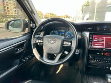 Cargar imagen en el visor de la galería, Toyota Fortuner SRV Modelo 2022
