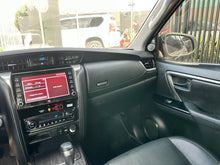 Cargar imagen en el visor de la galería, Toyota Fortuner SRV Modelo 2022
