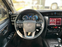 Cargar imagen en el visor de la galería, Toyota Fortuner SRV Modelo 2022
