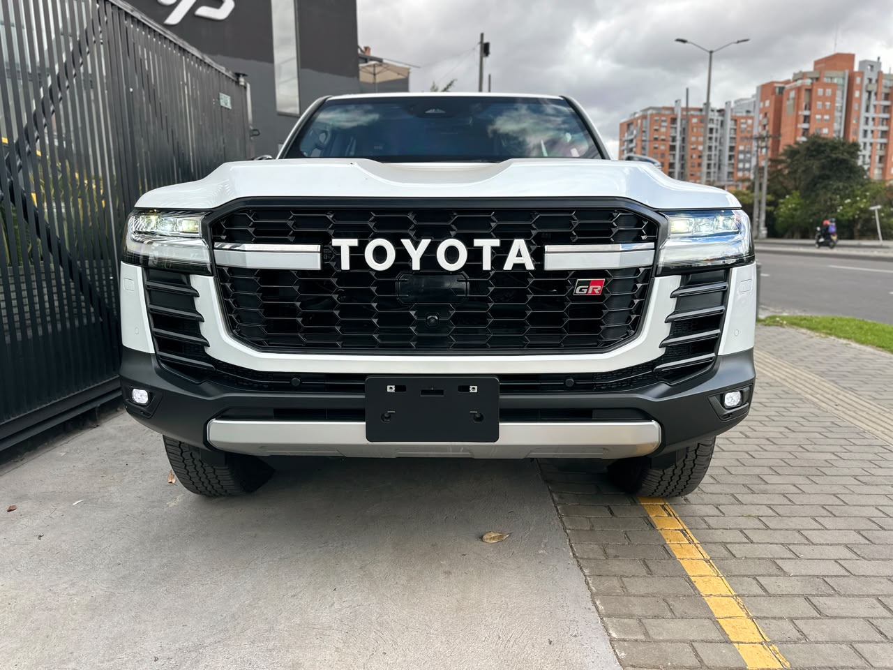 TOYOTA LAND CRUISER 300 GR SPORT BLINDADA (2026)
