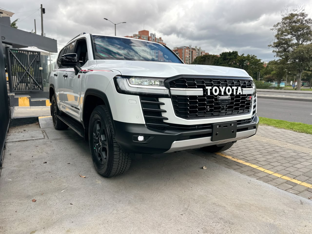 TOYOTA LAND CRUISER 300 GR SPORT BLINDADA (2026)