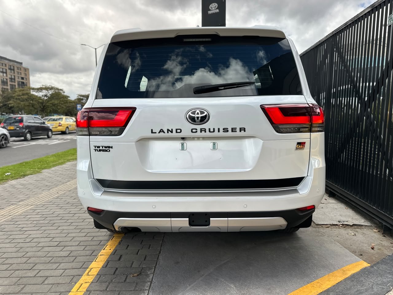 TOYOTA LAND CRUISER 300 GR SPORT BLINDADA (2026)