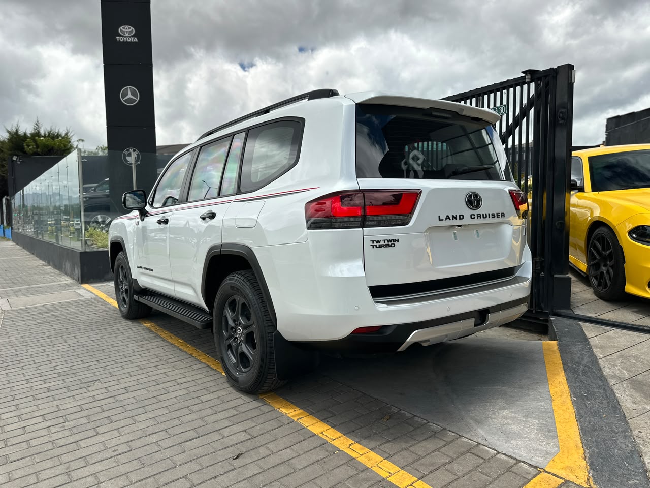 TOYOTA LAND CRUISER 300 GR SPORT BLINDADA (2026)
