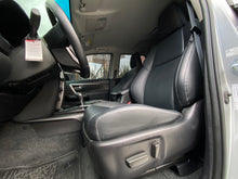 Cargar imagen en el visor de la galería, Toyota Fortuner SR Modelo 2022

