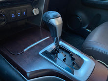 Cargar imagen en el visor de la galería, Toyota Fortuner SRV Modelo 2017
