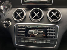 Cargar imagen en el visor de la galería, Mercedes-Benz A200 Modelo 2016
