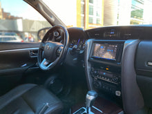 Cargar imagen en el visor de la galería, Toyota Fortuner SRV Modelo 2017
