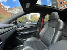 Cargar imagen en el visor de la galería, Porsche Cayenne Coupé Platinum Edition Modelo 2023
