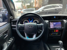 Cargar imagen en el visor de la galería, Toyota Fortuner SR Modelo 2022
