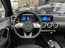 Cargar imagen en el visor de la galería, Mercedes-Benz A 200 Sedan Modelo 2022
