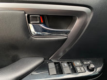 Cargar imagen en el visor de la galería, Toyota Fortuner SR Modelo 2022
