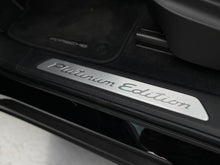 Cargar imagen en el visor de la galería, Porsche Cayenne Coupé Platinum Edition Modelo 2023
