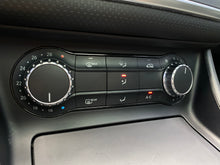 Cargar imagen en el visor de la galería, Mercedes-Benz A200 Modelo 2016
