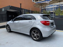 Cargar imagen en el visor de la galería, Mercedes-Benz A200 Modelo 2016
