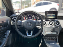 Cargar imagen en el visor de la galería, Mercedes-Benz A 200 HatchBack Modelo 2018
